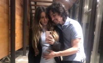 Alex Fernández y su esposa celebran el primer mes de su hija Mía