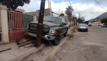 Se estrella con poste