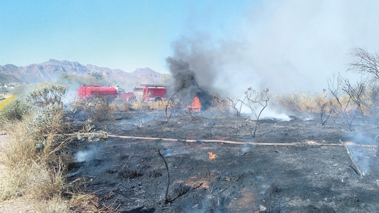 EN EL CAMINO AL DELFINARIO  Se incendia maleza