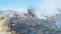 EN EL CAMINO AL DELFINARIO  Se incendia maleza
