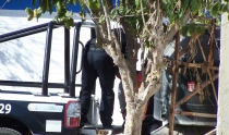 Por celos novio golpea a joven y le quiebra el celular