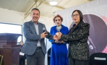 Por su contribución a la literatura nacional Otorgan medalla a la excelencia a poeta sonorense