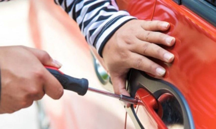 Daña auto para robarse bolso