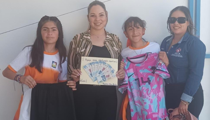 Apoyan con uniformes para selectivo de futbol infantil del poblado Morelos