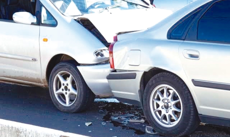 Se impacta contra auto estacionado