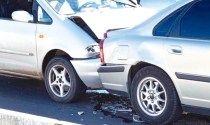 Se impacta contra auto estacionado