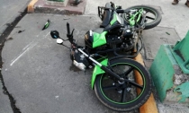 EN GUAYMAS NORTE  Se lesiona motociclista al chocar contra montículo de tierra  .