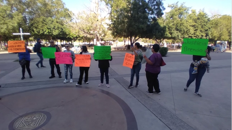 Realizan plantones en Palacio y vialidades. Familia de mujer y niños arrollados piden justicia