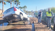 Cae vehículo a socavón