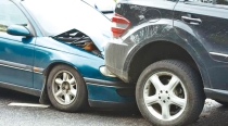 EN EL SECTOR CENTRO  Resulta lesionado en choque por alcance