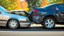 Colisiona contra auto estacionado