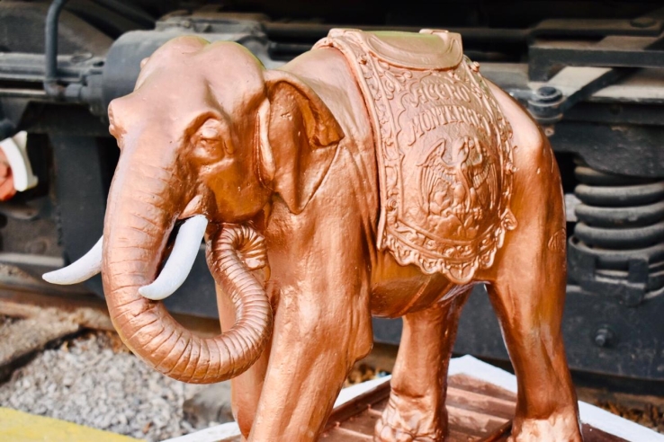 Escultura del elefante sobre la vía