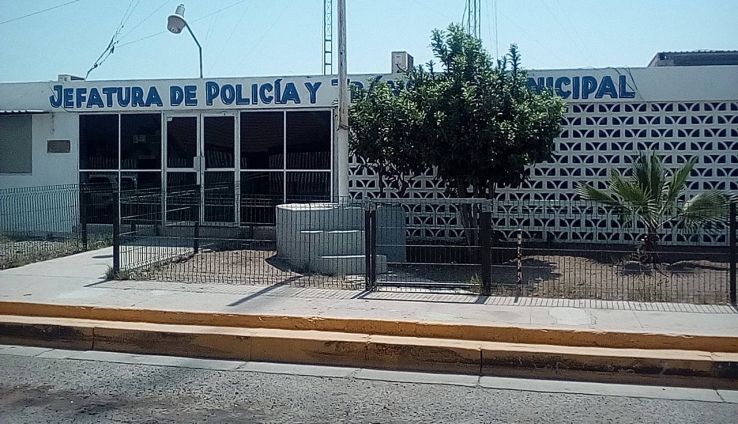 AL DESCUIDARSE SU CONDUCTORA  Daña pick up a vagoneta