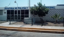 AL DESCUIDARSE SU CONDUCTORA  Daña pick up a vagoneta