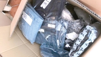 Se llevan ropa nueva de interior de vivienda