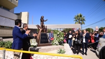 Para recordar negligencia en el HIES. Develan escultura de Ismael Mondragón