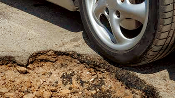 EN LA COLONIA GUADALUPE  Se daña vehículo al caer a bache