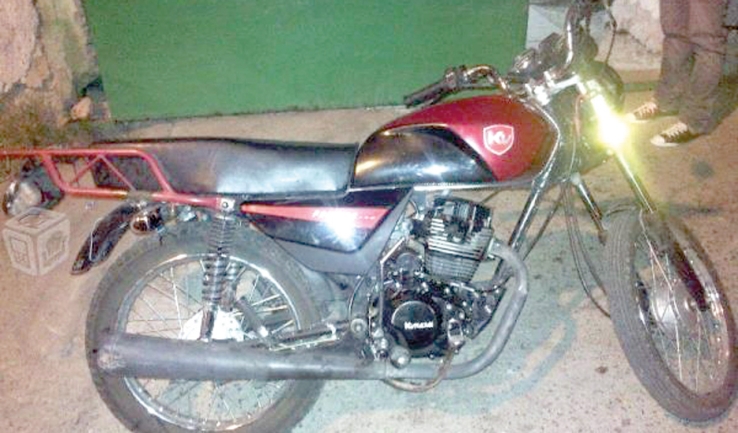 EN SECTOR BURÓCRATA  Le roban motocicleta a vecino