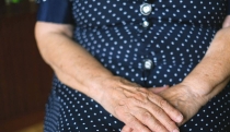 TRATA DE GOLPEAR A SU MAMÁ  Le niega dinero de pensión