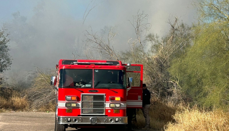Elementos de Bomberos Controlan incendio en el parque La Sauceda