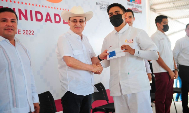 EN BENITO JUÁREZ  Entrega gobernador becas a estudiantes