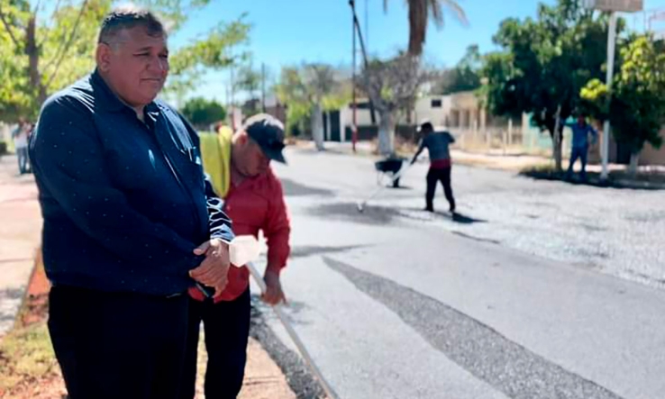 ALCALDE LUIS FUENTES  Supervisa pavimentación de avenida Héroe de Nacozari