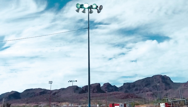 SERVICIOS PÚBLICOS DE GUAYMAS  Repara reflectores en Unidad Deportiva