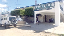 Choca contra barandal de puente