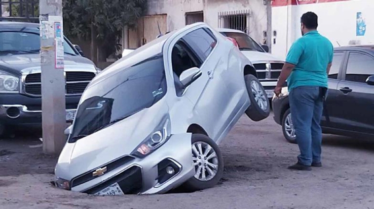 En Ciudad Obregón “Se traga” socavón a un auto