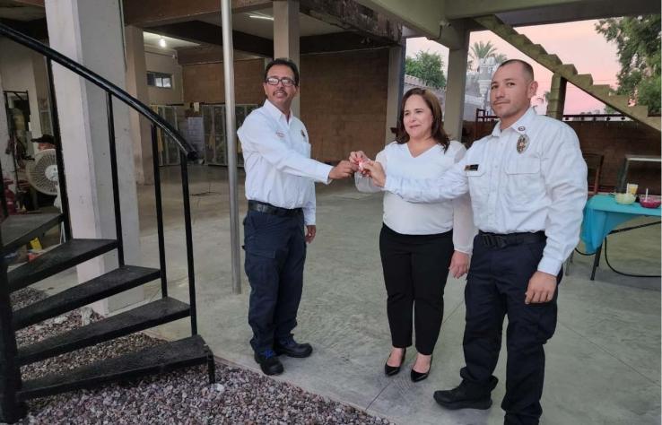 Entrega Karla Córdova dormitorios a Bomberos