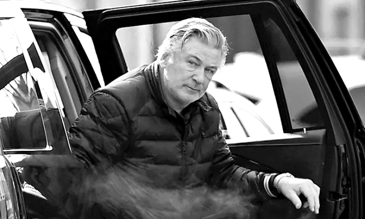 Alec Baldwin es acusado de homicidio involuntario en contra de Halyna Hutchins
