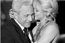 Shakira lleva “serenata” a su papá por su cumpleaños 91