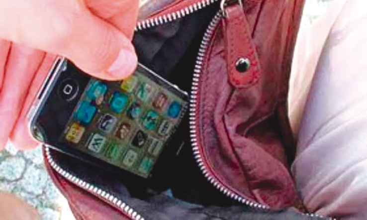 Reporta robo de celular y dinero en efectivo