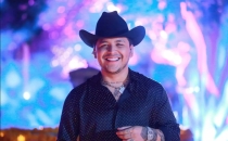 El diseño con el que Christian Nodal remplaza al tatuaje de los ojos de Belinda