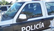 Ebrio sujeto es buscado por policías por daños a vehículo