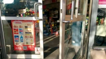 EN CALLE 10  Solitario sujeto roba Oxxo