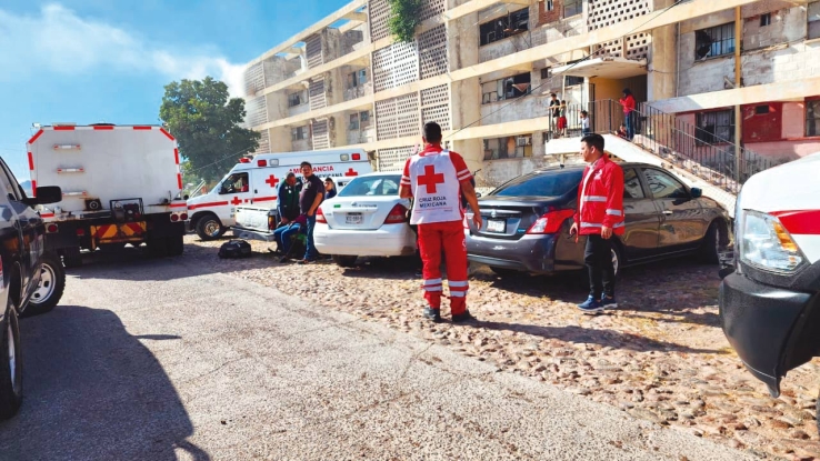 EN INCENDIO EN MULTIFAMILIARES  Rescatan a cinco personas