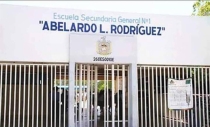 Estudiante de secundaria golpea a compañero