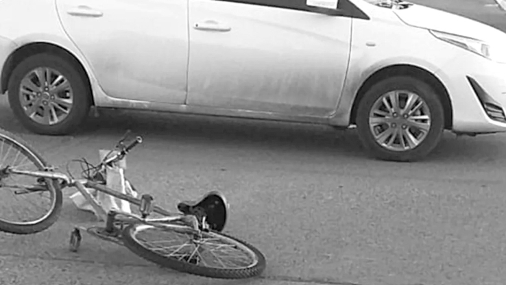 Se estrella ciclista. Le saca la vuelta a alcantarilla y alcanza a golpear auto