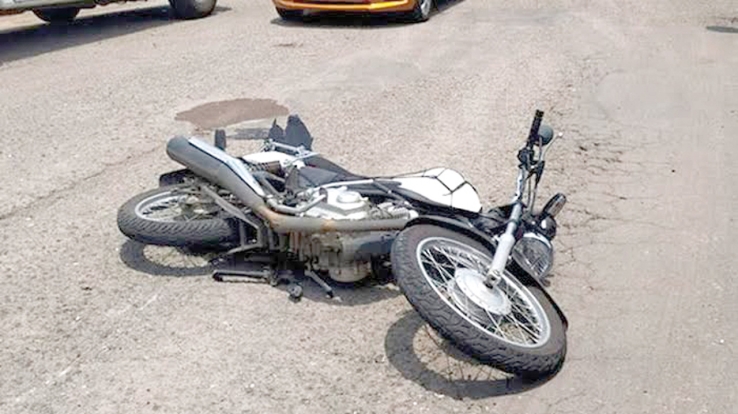 Se lesiona motociclista al caer en un bache