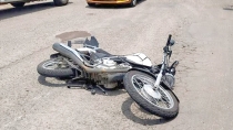 Se lesiona motociclista al caer en un bache
