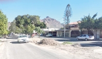 Choca contra auto estacionado y huye conductor