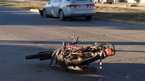 Descuidado motociclista choca por alcance a sedán