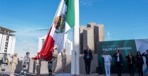 Autoridades gubernamentales. Realizan honores para celebrar el Día de la Bandera