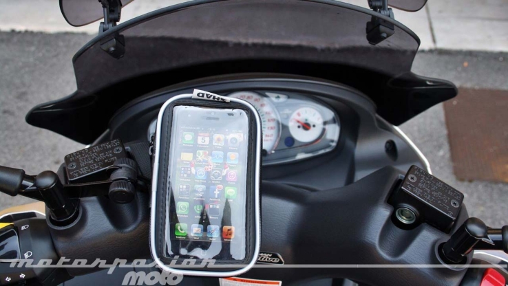 Por contestar el teléfono choca motociclista por alcance