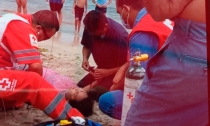 Rescatan a mujer en playa Miramar.