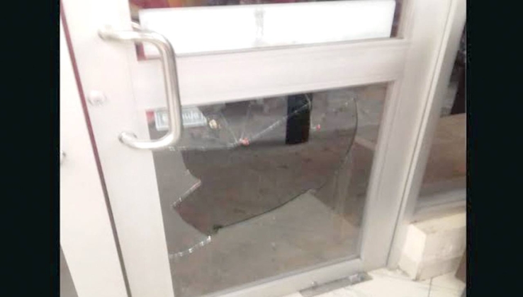 Provocan daños en tienda Oxxo