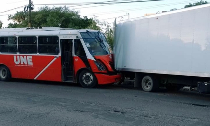 Muere prensado por camión