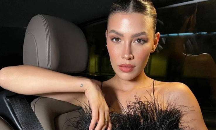 Michelle Salas sufre caída en Cannes y se viraliza   