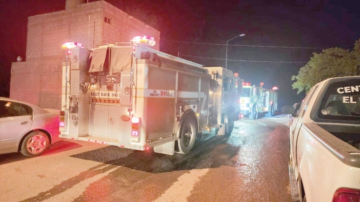 Se incendian tres vehículos en taller